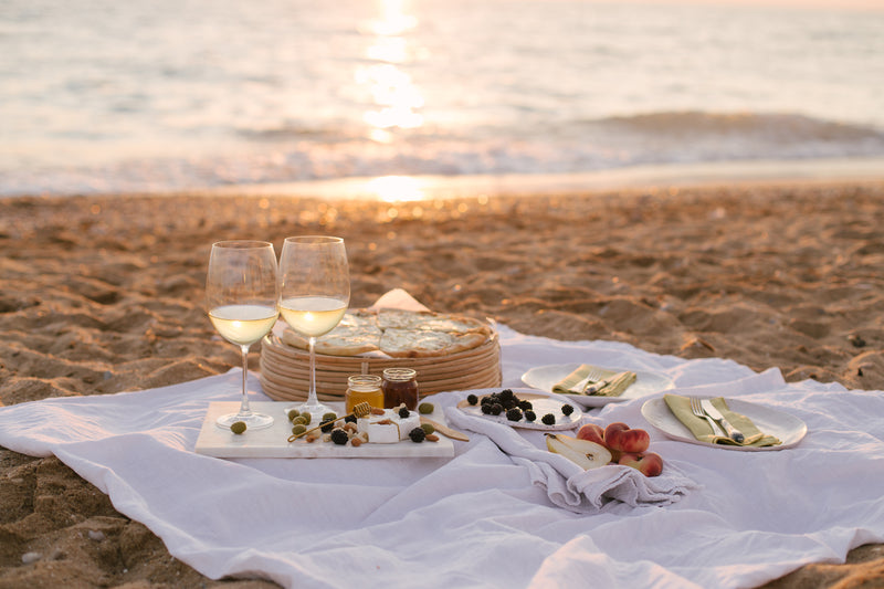 How to plan the perfect romantic beach picnic.